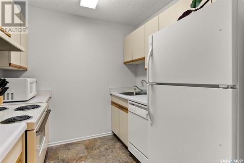 302 3420 Park Street, Regina, SK - Indoor Photo Showing Kitchen