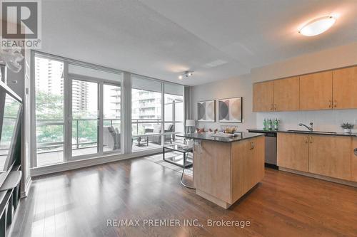 405 - 2240 Lakeshore Boulevard W, Toronto (Mimico), ON - Indoor Photo Showing Kitchen