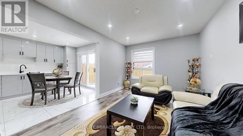 18 Sunny Glen Crescent, Brampton (Northwest Sandalwood Parkway), ON - Indoor Photo Showing Living Room