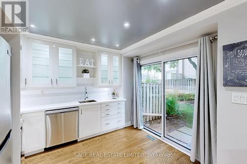 20 - 2275 Credit Valley Road, Mississauga, ON - Indoor Photo Showing Kitchen With Upgraded Kitchen