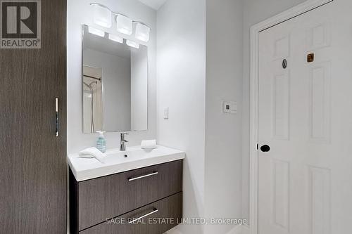 20 - 2275 Credit Valley Road, Mississauga, ON - Indoor Photo Showing Bathroom