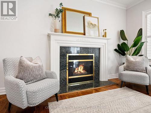 59 Leicester Road, Richmond Hill (Doncrest), ON - Indoor Photo Showing Living Room With Fireplace