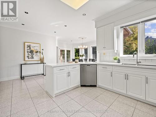 59 Leicester Road, Richmond Hill (Doncrest), ON - Indoor Photo Showing Kitchen With Upgraded Kitchen