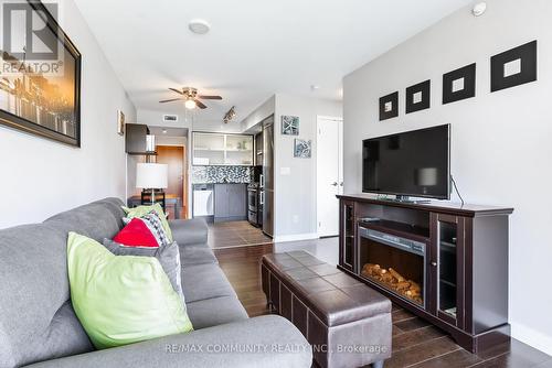 512 - 170 Fort York Boulevard, Toronto, ON - Indoor Photo Showing Living Room