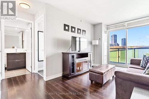 512 - 170 Fort York Boulevard, Toronto, ON - Indoor Photo Showing Living Room