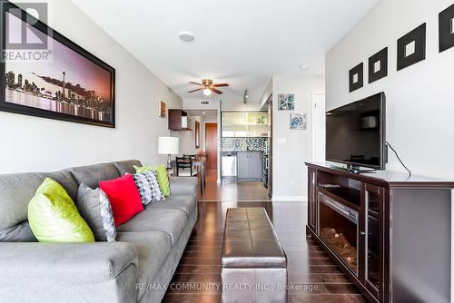 512 - 170 Fort York Boulevard, Toronto, ON - Indoor Photo Showing Living Room