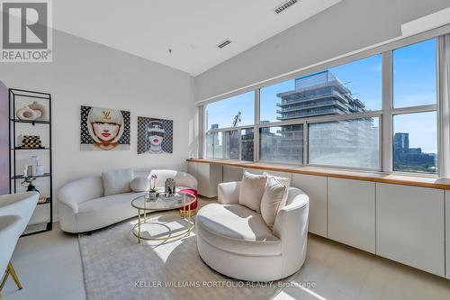 1015 - 700 King Street W, Toronto, ON - Indoor Photo Showing Living Room