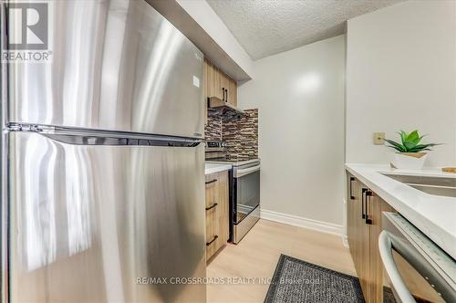 1604 - 25 Grenville Street, Toronto, ON - Indoor Photo Showing Kitchen