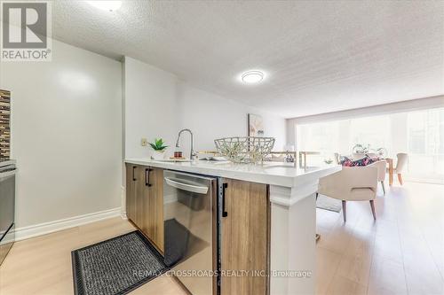 1604 - 25 Grenville Street, Toronto, ON - Indoor Photo Showing Kitchen