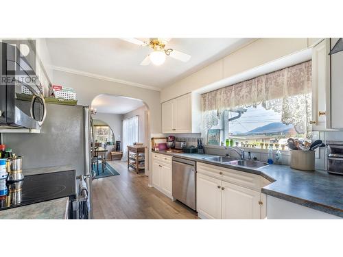 917 Scott Street, Creston, BC - Indoor Photo Showing Kitchen With Double Sink