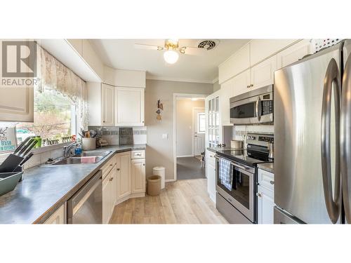 917 Scott Street, Creston, BC - Indoor Photo Showing Kitchen With Double Sink