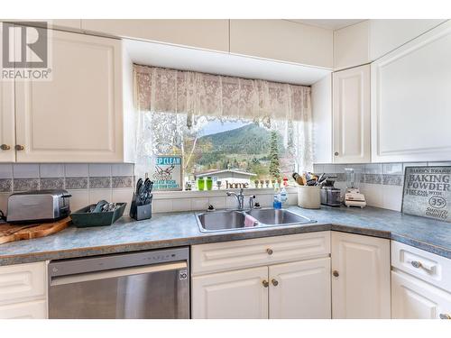 917 Scott Street, Creston, BC - Indoor Photo Showing Kitchen With Double Sink