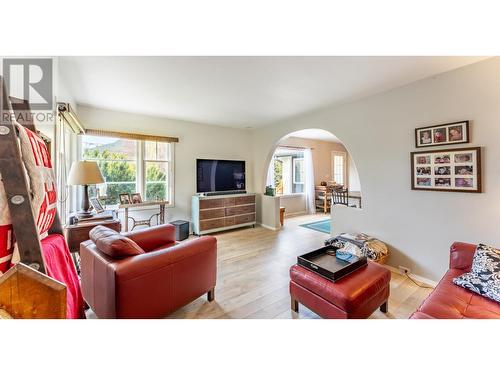 917 Scott Street, Creston, BC - Indoor Photo Showing Living Room