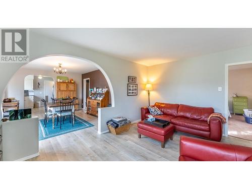 917 Scott Street, Creston, BC - Indoor Photo Showing Living Room