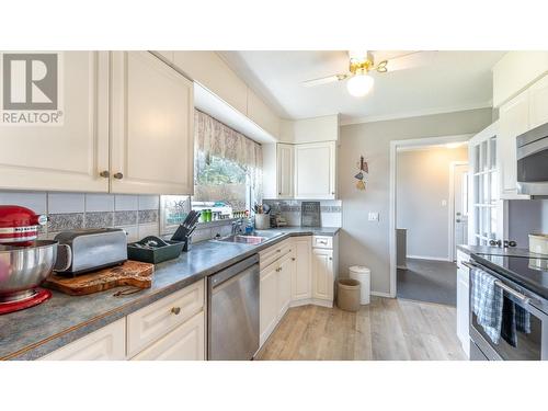 917 Scott Street, Creston, BC - Indoor Photo Showing Kitchen