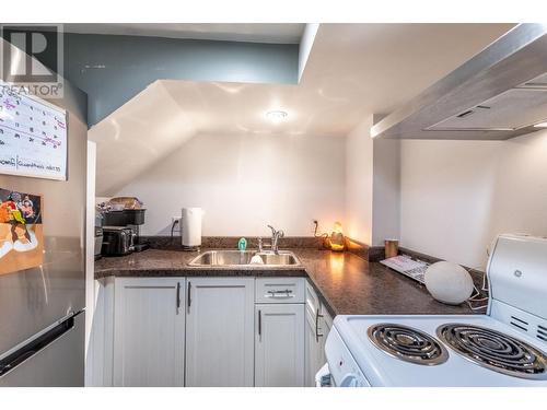 917 Scott Street, Creston, BC - Indoor Photo Showing Kitchen With Double Sink