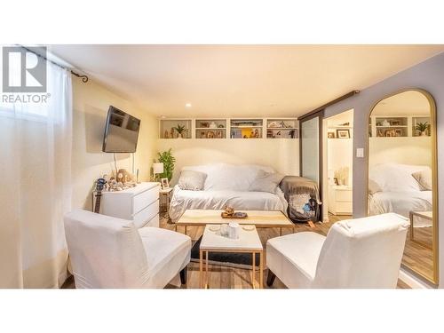 917 Scott Street, Creston, BC - Indoor Photo Showing Living Room