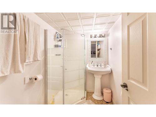 917 Scott Street, Creston, BC - Indoor Photo Showing Bathroom