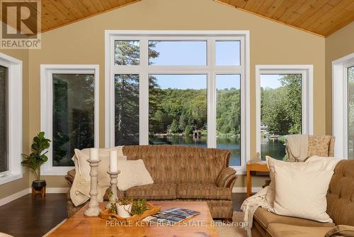 1305 Bellwood Acres Road, Lake Of Bays, ON - Indoor Photo Showing Living Room