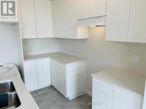 7 Cherry Blossom Heights, Hamilton, ON - Indoor Photo Showing Kitchen