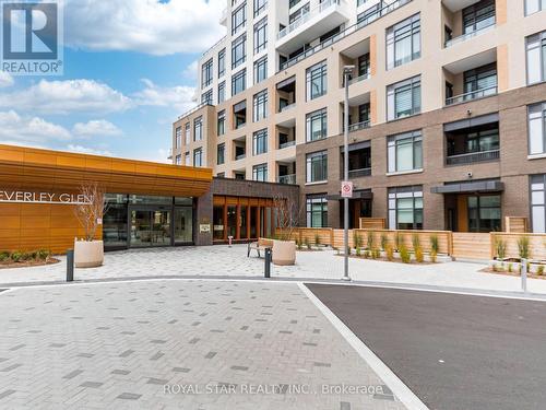 C901 - 8 Beverley Glen Boulevard, Vaughan, ON - Outdoor With Facade