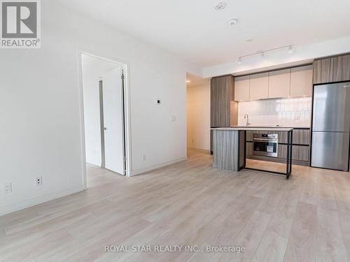 C901 - 8 Beverley Glen Boulevard, Vaughan, ON - Indoor Photo Showing Kitchen