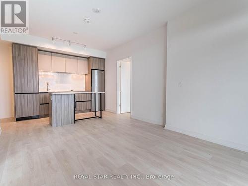 C901 - 8 Beverley Glen Boulevard, Vaughan, ON - Indoor Photo Showing Kitchen