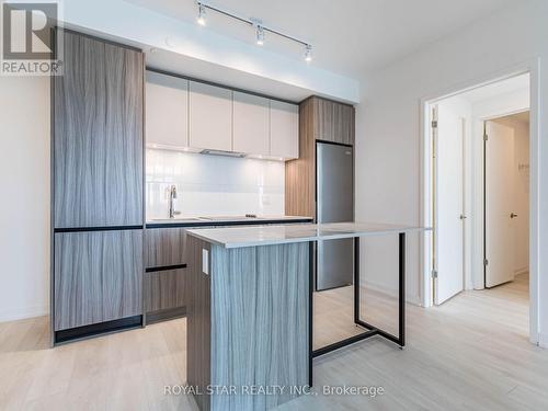 C901 - 8 Beverley Glen Boulevard, Vaughan, ON - Indoor Photo Showing Kitchen