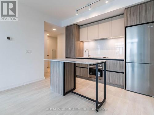 C901 - 8 Beverley Glen Boulevard, Vaughan, ON - Indoor Photo Showing Kitchen