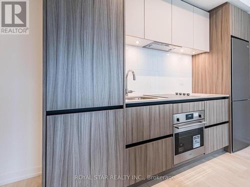 C901 - 8 Beverley Glen Boulevard, Vaughan, ON - Indoor Photo Showing Kitchen