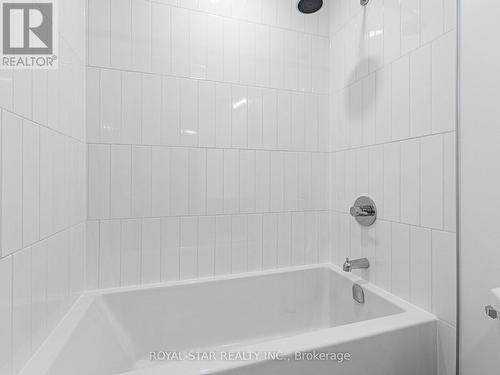 C901 - 8 Beverley Glen Boulevard, Vaughan, ON - Indoor Photo Showing Bathroom