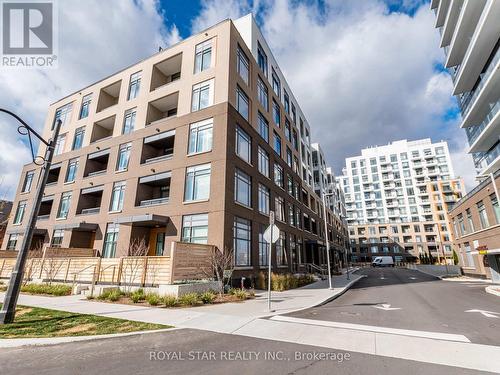 C901 - 8 Beverley Glen Boulevard, Vaughan, ON - Outdoor With Facade