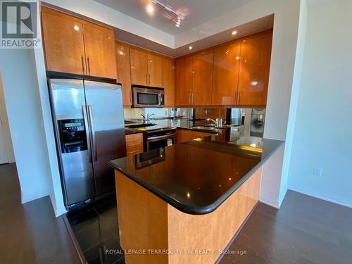 831 - 628 Fleet Street, Toronto (Niagara), ON - Indoor Photo Showing Kitchen With Stainless Steel Kitchen