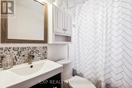 777 Queensdale Avenue E, Hamilton (Raleigh), ON - Indoor Photo Showing Bathroom