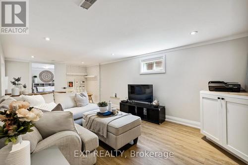 777 Queensdale Avenue E, Hamilton, ON - Indoor Photo Showing Living Room