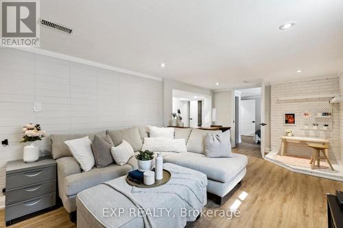 777 Queensdale Avenue E, Hamilton (Raleigh), ON - Indoor Photo Showing Living Room