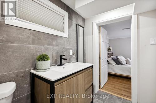 777 Queensdale Avenue E, Hamilton, ON - Indoor Photo Showing Bathroom