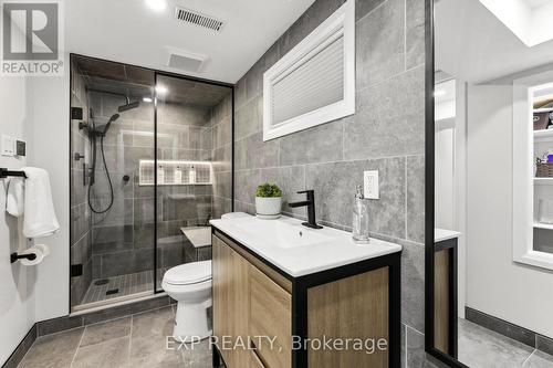 777 Queensdale Avenue E, Hamilton, ON - Indoor Photo Showing Bathroom