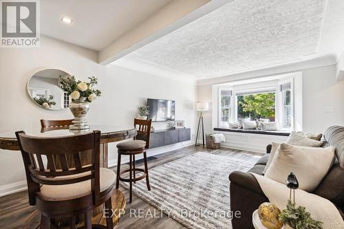 777 Queensdale Avenue E, Hamilton, ON - Indoor Photo Showing Living Room