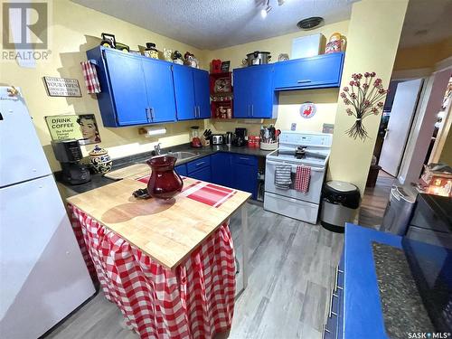 721 102Nd Street, North Battleford, SK - Indoor Photo Showing Kitchen With Double Sink