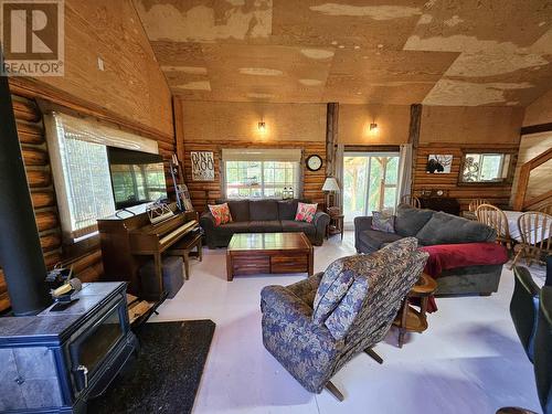 1717 Somerville Road, Quesnel, BC - Indoor Photo Showing Living Room