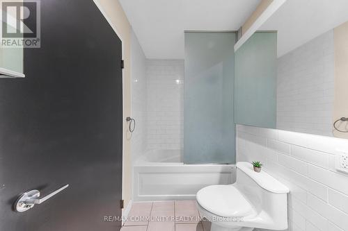 424 - 1 Shaw Street, Toronto (Niagara), ON - Indoor Photo Showing Bathroom