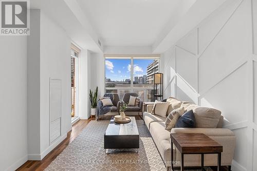 424 - 1 Shaw Street, Toronto (Niagara), ON - Indoor Photo Showing Living Room