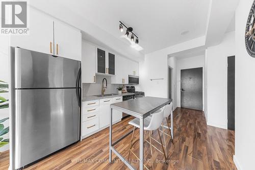 424 - 1 Shaw Street, Toronto (Niagara), ON - Indoor Photo Showing Kitchen With Stainless Steel Kitchen