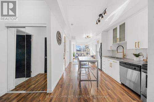 424 - 1 Shaw Street, Toronto (Niagara), ON - Indoor Photo Showing Kitchen With Upgraded Kitchen