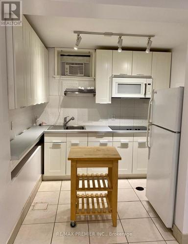 Bsmt - 325 Willard Avenue, Toronto (Runnymede-Bloor West Village), ON - Indoor Photo Showing Kitchen