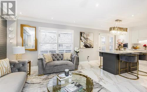 3823 Talias Crescent, Mississauga, ON - Indoor Photo Showing Living Room