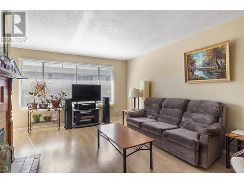 80-800 Valhalla Drive, Kamloops, BC - Indoor Photo Showing Living Room