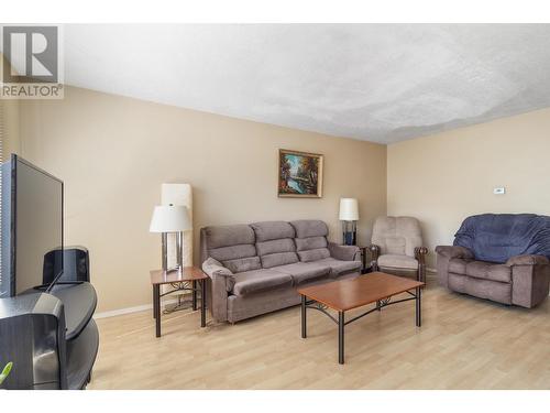 80-800 Valhalla Drive, Kamloops, BC - Indoor Photo Showing Living Room