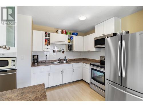 80-800 Valhalla Drive, Kamloops, BC - Indoor Photo Showing Kitchen With Double Sink